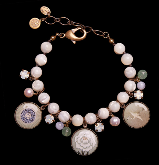 BRACCIALI | La Compagnia delle Indie | Bracciale madreperla con ciondoli 