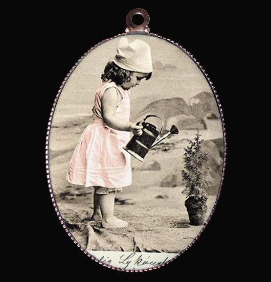 Medaglione in porcellana con immagine vintage di una bambina che cura il giardino, per chi si cura di te, per chi ama la natura, per chi è paziente, regalo per amica, per festa della mamma, per personalizzare una collana, come regalo di natale e compleanno