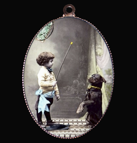 Medaglione in porcellana con immagine vintage di un bambino e un cane, amico fedele,simbolo di sincerità e amore incondizionato, regalo per amica, per chi ama i cani, per personalizzare una collana o un guinzaglio