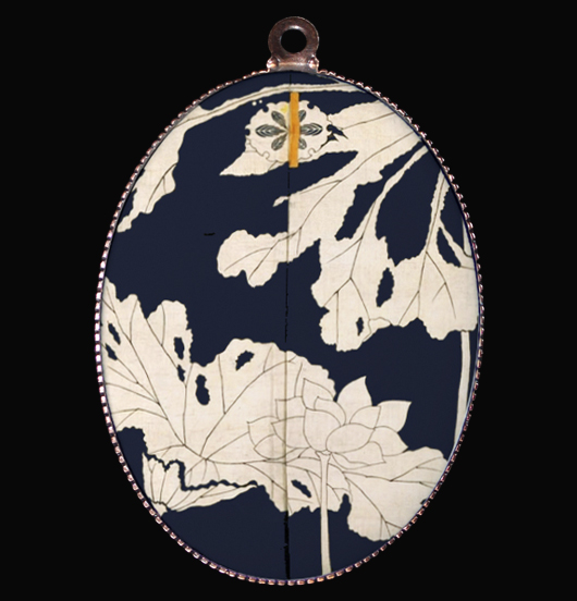 medallion in porcelain with black and white flower, the elegance in a detail of a Japanese painting, gift for Mother's Day, for a teacher, for a friend, for lovers of nature, of Japan, to customize your necklace