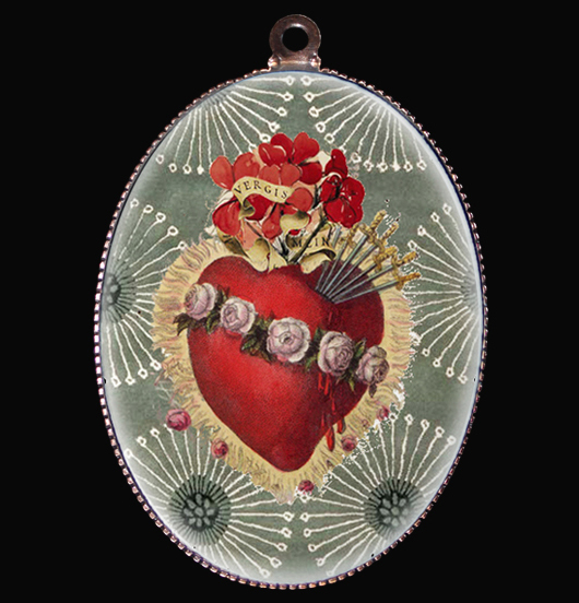 medaglione in porcellana con ex voto rosso su sfondo verde salvia, per personalizzare la tua collana, cuore sacro rosso con rose, simbolo dell'amore, regalo per persona amata, regalo per compleanno, regalo originale