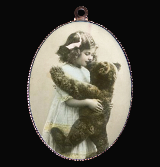 Medallion in porcelain with a child that hugs a Teddy bear. Teddy represents childhood or the eternal child who lives inside us, at the same time cuddle and shelter. the beauty to continue to look at the world with the amazement of a child. Gift for eternal children, for a friend, for a teacher, for birthday.