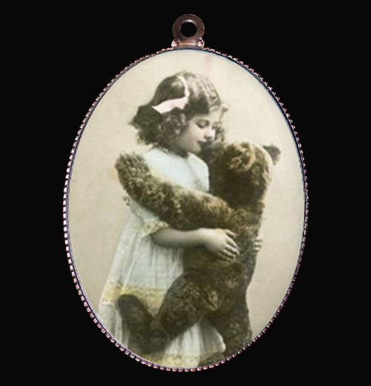 Medaglione in porcellana con bimba che abbraccia un orso, Teddy rappresenta l' infanzia o l'eterno fanciullo che vive in noi, insieme coccola e rifugio. La bellezza di continuare a guardare il mondo con lo stupore di un bambino. Regalo per eterni bambini, per amica, per maestra, per compleanno