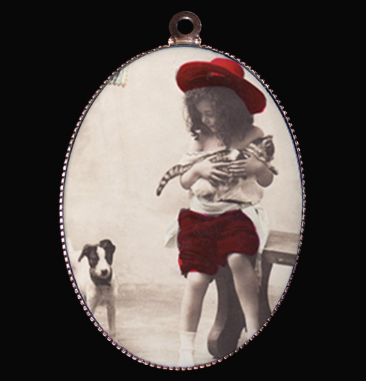 Medaglione in porcellana con immagine vintage di una bambina e un cane e un gatto, amici e simbolo di amore incondizionato, regalo per amica, per chi ama gli animali, per personalizzare una collana, come regalo di natale e compleanno