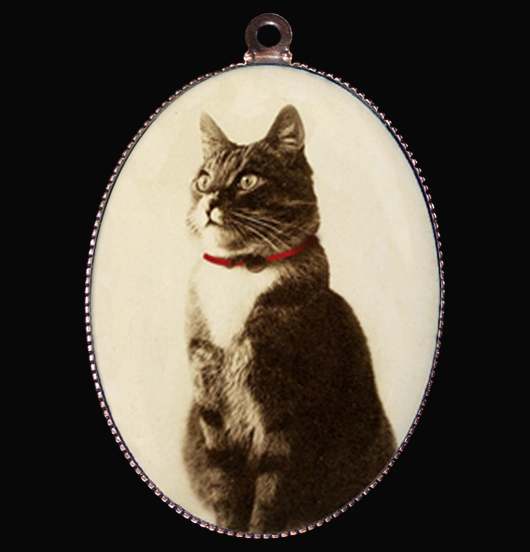 Medaglione in porcellana con immagine di in gatto in posa regale, regalo per amica, per amanti dei gatti, per personalizzare una collana, come regalo di natale e compleanno