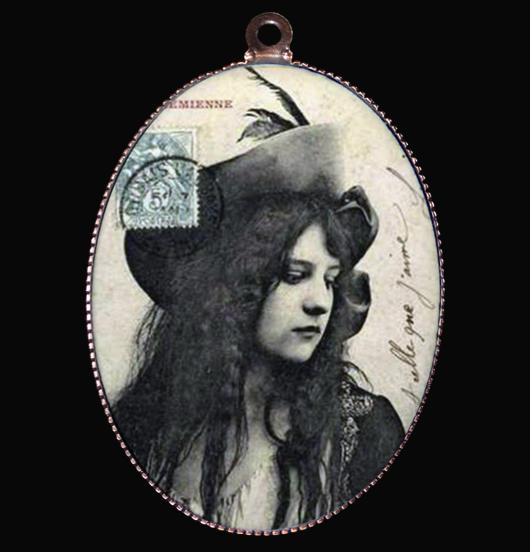 medallion in porcelain with a black and white vintage image of a woman, for who has a free spirit, gift for the best friend, gift for a daughter, for a 18-year-old, for Christmas