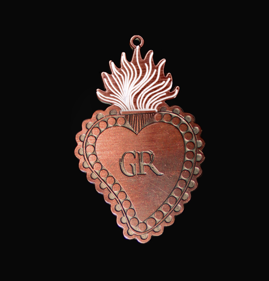 Cuore Sacro. Ciondolo in rame inciso e smaltato in bianco.Regalo personalizzato.