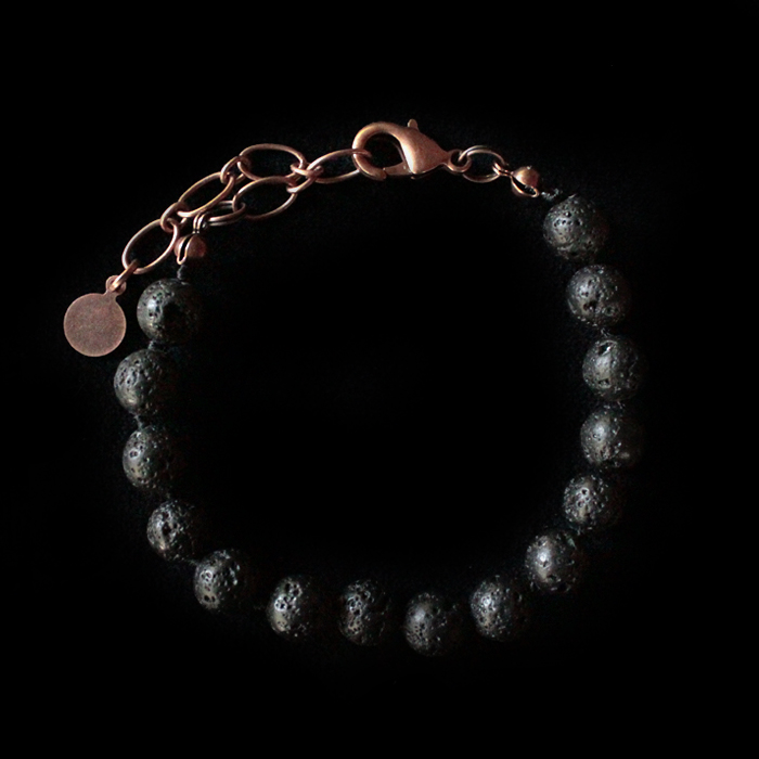 Bracciale in lava nera e finiture rame da personalizzare con i ciondoli.  Costruiti un regalo unico.