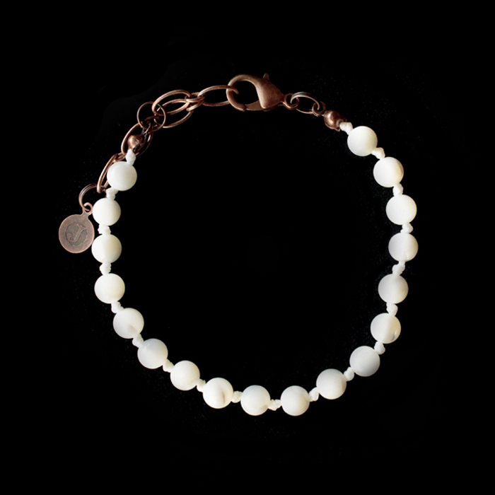 Bracelet in white mother-of-pearl to customize with your favourite pendants in copper. Birthday gift, anniversary gift, Christmas gift, gift for your mum, for a friend.