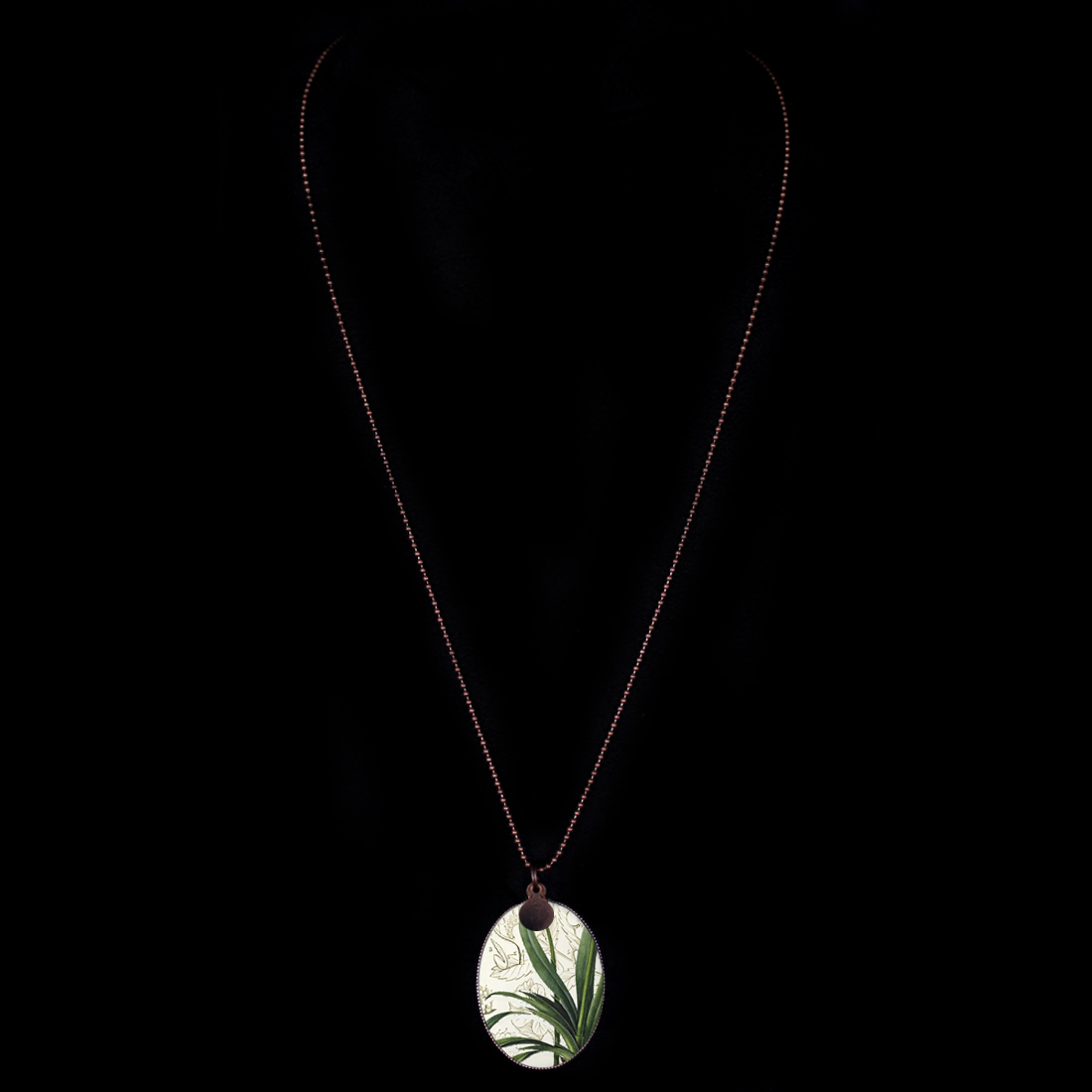 Collana in catena a pallini in rame con medaglione in porcellana decorato con foglie verdi a tema natura. Idea regalo per amanti del giardino, del verde della botanica.