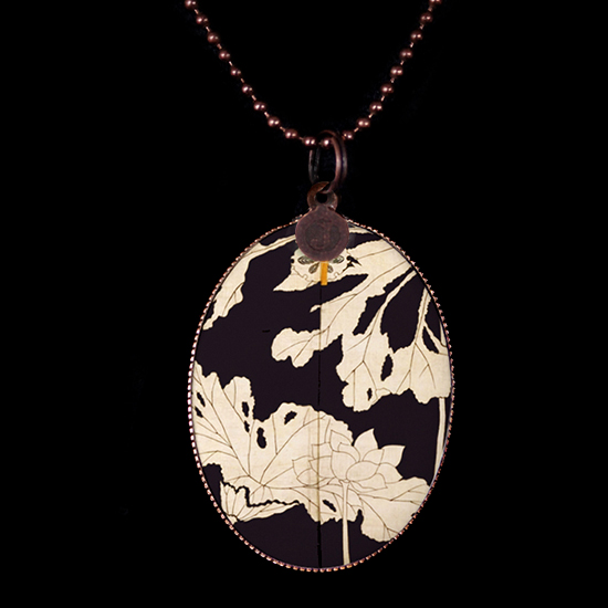 collana in rame con medaglione in porcellana con fiore giapponese, regalo bianco e nero, medaglione fiore, regalo miglior amica, regalo mamma
