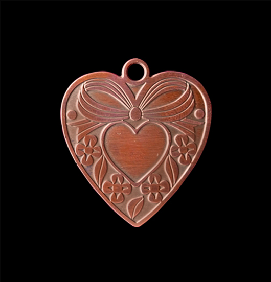 Ciondolo cuore gentile in rame con  cuoricino rosa smaltato. Collana personalizzata da regalare all'amica, alla sorella
