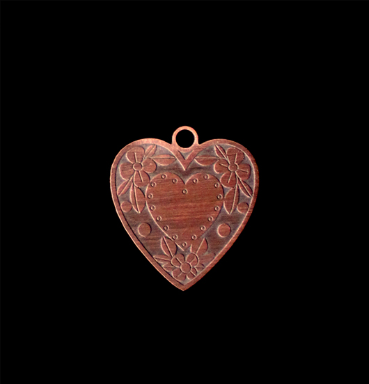 Free heart pendant with pink enamelled details. CUstomized pendant to give a friend, a sister