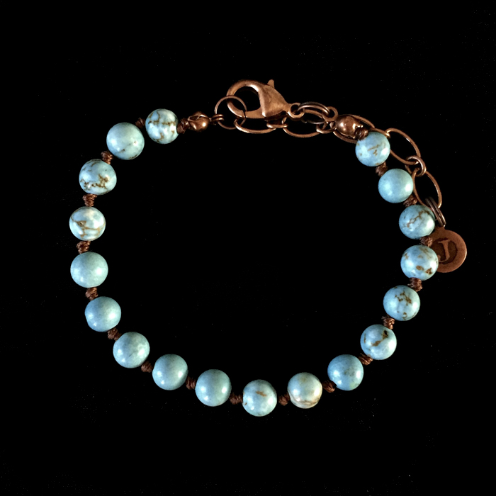 Bracciale in pietra naturale, howlite, turchese. Base per realizzare un braccialetto unico aggiungendo i ciondoli in rame che vuoi. Regalo unico dedicato a persone speciali.