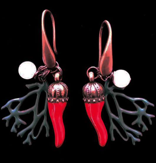 orecchini di rame con monachella corta con ciondoli fortunati, piccolo ramo di albero e cornetto rosso