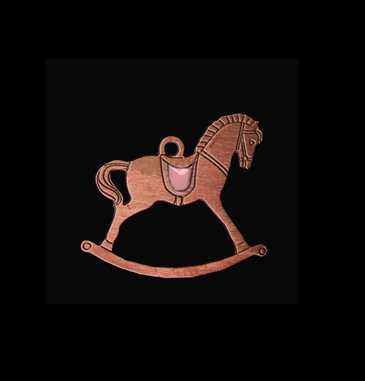 Ciondolo a forma di cavallo a dondolo in rame smaltato rosa. Adatto a realizzare gioielli personalizzati   Regalo per i bambini e per il Natale.