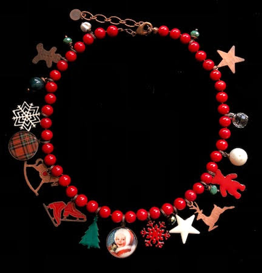 Collana e bracciale in corallo bambù con ciondoli in rame e porcellana a tema natalizio: omino pan di zenzero,fiocco di neve,cavallo a dondolo,albero di natale,bambino,stella smaltata bianca,orsetto rosso. Gioiello personalizzabile con iniziale, regalo di natale.