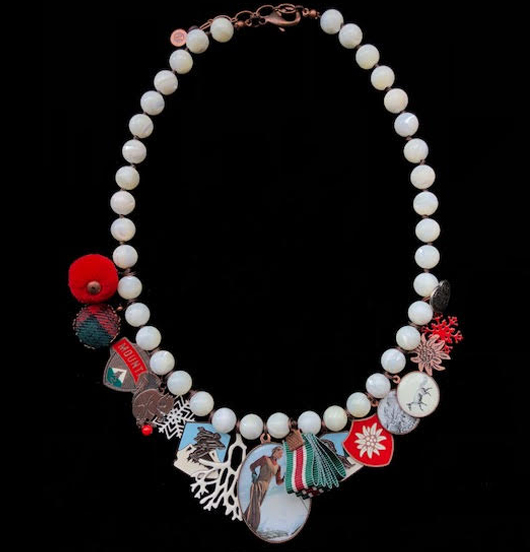 collana con perle in madreperla con ciondoli a tema montagna:pompom rosso, fiocco di neve, fiocco di ghiaccio, scudetto montagna, scudetto sciatore, ramo innevato, porcellana volpina, per amanti della montagna, dello sci, dei pattini