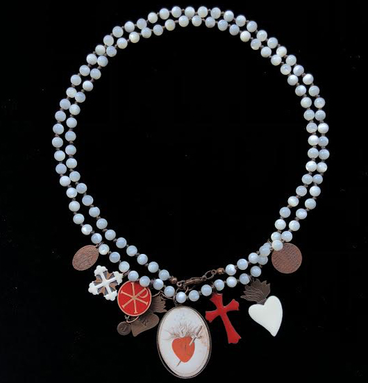 collana con perle in madreperla e ciondoli a tema sacro: madonnina, croce trifogliata, cristogramma, cuore fiamma, medaglione con cuore, croce rossa, preghiera, per amanti del sacro, per regali per occasioni sacre