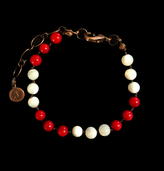 Bracciale in madreperla bianca e corallo bamboo da personalizzare con i ciondoli in rame che preferisci. Regalo di compleanno, anniversario, natale, per la mamma, per l'amica. 