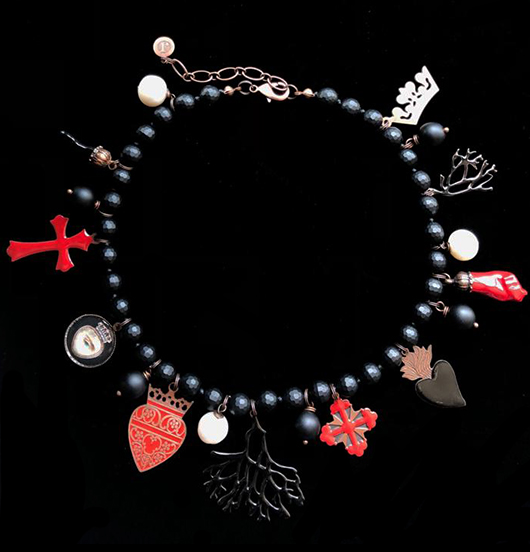 Collana e bracciale in onice nero, annodata, della collezione mistero, con ciondoli in rame a forma di cuore e con l'occhio dell'amante in porcellana.