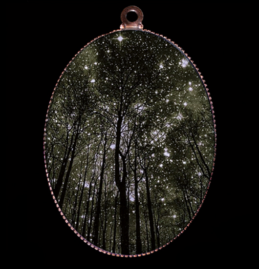 Medaglione in porcellana con chioma degli alberi con riflessi di luce, per amanti della montagna, del freddo, della natura