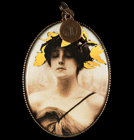 medallion in porcelain for a college degree and lovers of arts, for who has reached a goal, gift for a friend, for 18th birthday, for who is sensitive, to create a poetic necklace