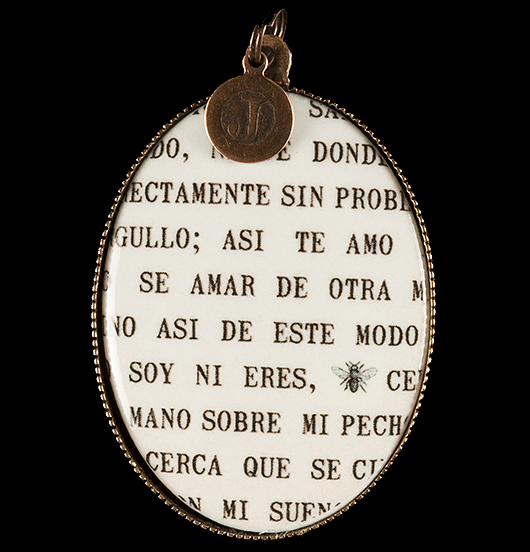 medallion in porcelain with love poem written by Pablo Neruda, for a love declaration, for your lover, gift for Valentine's Day, Christmas gift, birthday gift