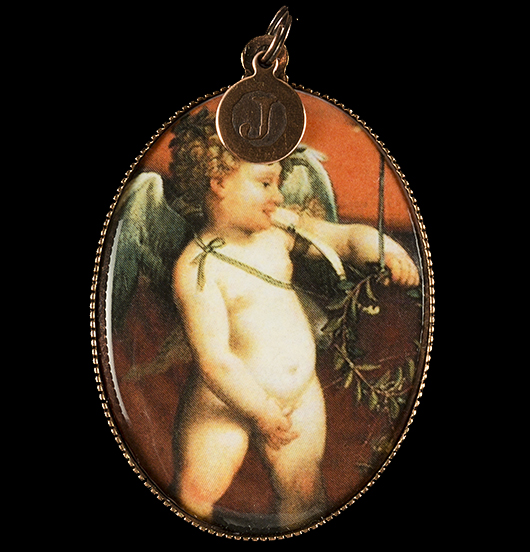 medaglione in porcellana con particolare del dipinto di Lorenzo Lotto Venere e Cupido, simbolo di allegria, protezione, gioia, affetto, amore, felicità, spensieratezza, regalo di compleanno, per amica, per mamma, per figlia, per natale