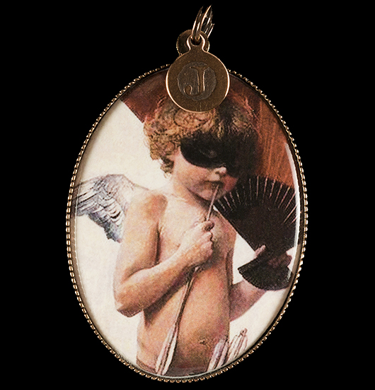 medaglione in porcellana con angelo cupido, particolare del dipinto di Franz von Stuck 