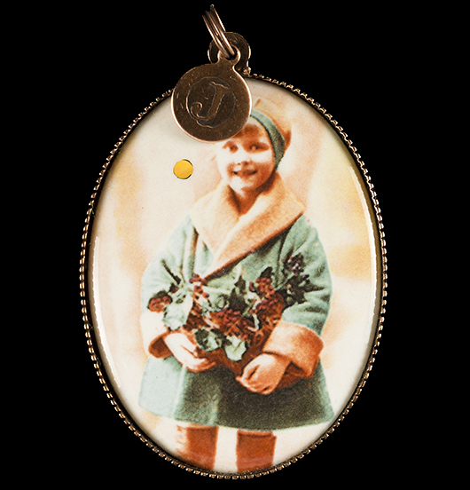 Medallion in porcelain with a vintage image representing a child in green, Christmas gift, gift for your mum, for a friend, to create a necklace to use during Christmas holidays