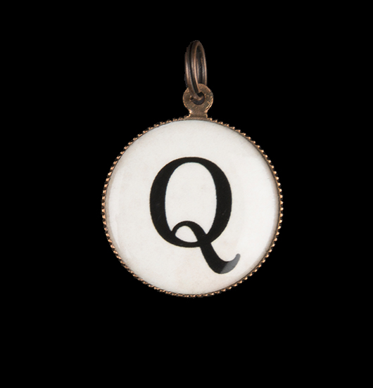 Lettera Q . Ciondolo con iniziale in porcellana per personalizzare un gioiello. Regalo per compleanno.