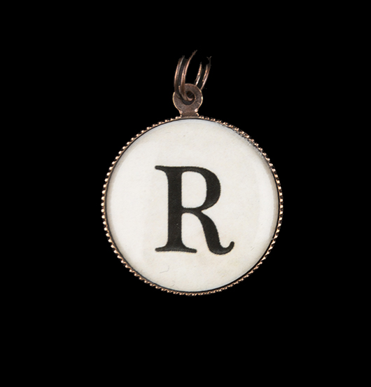 Charm in porcelain with the letter R. To make necklaces and bracelets with the initial of the alphabet and customize jewelry. Birthday gift, college degree, high school certificate, mum, aunt, grandmother.