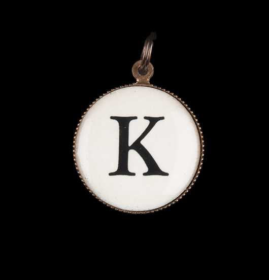 Lettera K in porcellana. Ciondolo rappresentante l'iniziale dell'alfabeto. Regalo personalizzato per tutte le occasioni speciali. Regalo di compleanno.