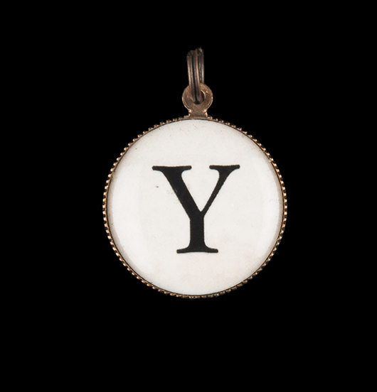 Ciondolo con lettera dell'alfabeto Y. Iniziale in porcellana da montare su una collana o un bracciale.
Regalo personalizzato.