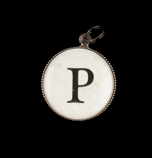 Ciondolo con lettera dell'alfabeto P. Iniziale per personalizzare un bracciale o una collana. regalo dedicato alla mamma alla zia alla figli alla maestra.