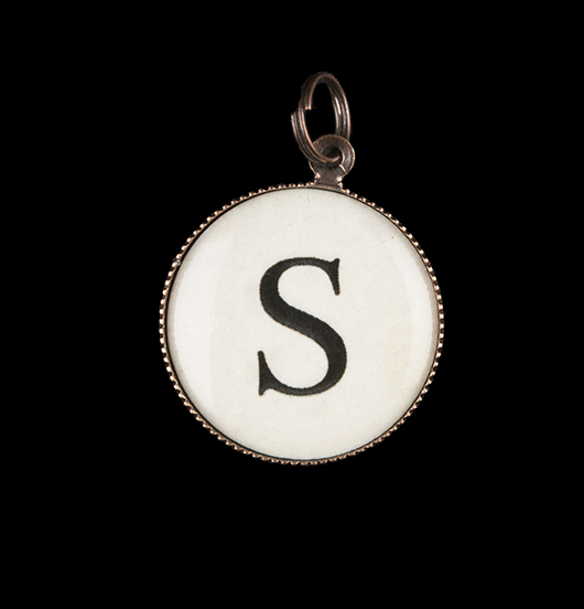 Customized jewel with charm representing the letter S. Gift with the initial of the alphabet for a friend, mum and daughter.