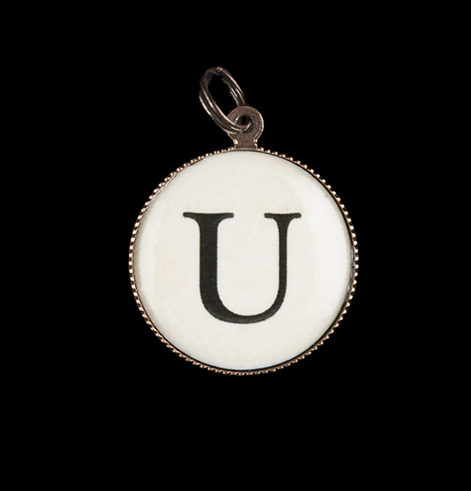 Ciondolo con lettera U. Personalizza il tuo regalo con l'iniziale dell'alfabeto.