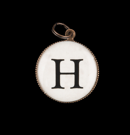 Iniziale H in porcellana. Ciondolo con lettera dell'alfabeto, adatto a personalizzare collane e bracciali. Regalo personalizzato.