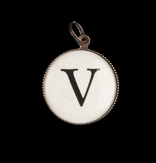Ciondolo in porcellana con lettera dell'alfabeto V. Personalizza il tuo bracciale con l'iniziale del tuo nome. Regalo unico.
