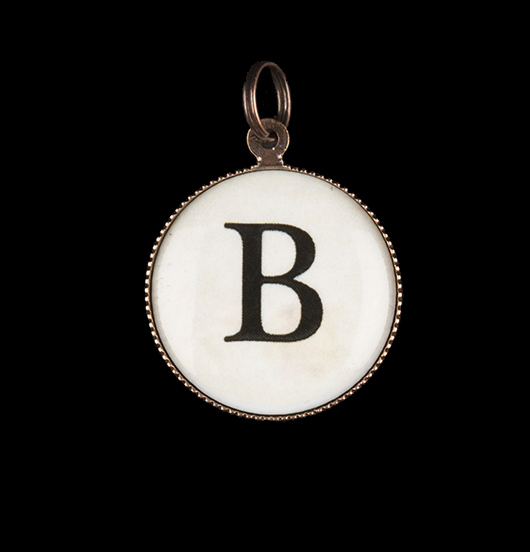 Ciondolo alfabeto:letteraB iniziale in porcellana per personalizzare bracciali e collane. Idea regalo per ogni occasione.