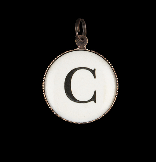 Ciondolo Alfabeto. Lettera C: Iniziale in porcellana, per personalizzare collane e bracciali.
regalo unico per persone speciali.