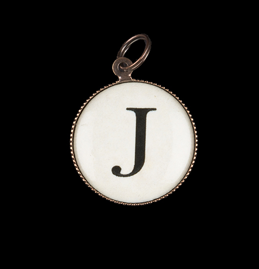 Ciondolo in porcellana con iniziale. Lettera dell'alfabeto J per personalizzare i gioielli da regalare alla persona amata, sorella, amica, nonna, zia, cognata, fidanzata, nemica, maestra.