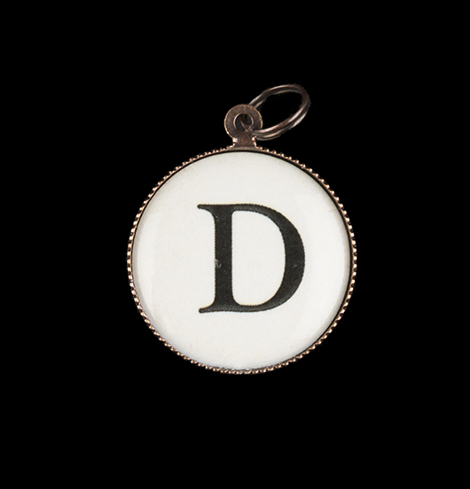 D letter of the alphabet. Charm with initial to customize your gifts.