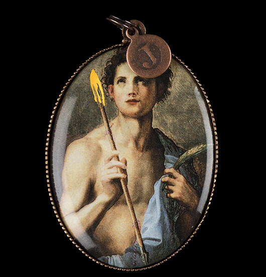 medaglione in porcellana con immagine Andrea del Sarto (da) San Sebastiano che tiene due frecce e la palma del martirio