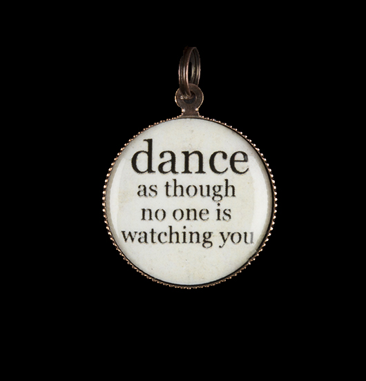 Ciondolo in porcellana con scritta Dance per personalizzare un gioiello dedicato a un appassionata della danza, una ballerina, un ballerino.