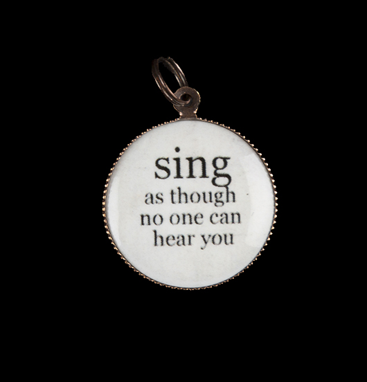 medaglietta in porcellana dedicata a chi canta, regalo per cantante, regalo compleanno, regalo per augurare leggerezza
