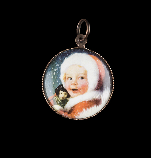 Little porcelain charm with Christmas theme. Suitable to customize a bracelet, a necklace. Christmas gift.