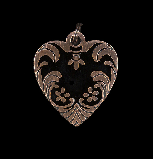 Ciondolo a forma di cuore smaltato nero di rame, adatto a personalizzare i tuoi gioielli. Regalo per la Mamma, San Valentino, per l'amica.