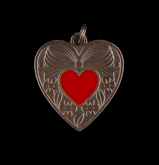 Ciondolo a forma di cuore con fiocco in rame a sbalzo con piccolo cuoricino rosso smaltato. Collana personalizzata da regalare alla Mamma, per San Valentino, per un anniversario.